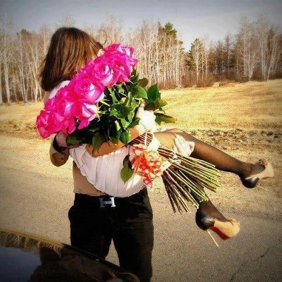 Обнимая букет. Букет "девушке". Девушка с букетом роз. Букет цветов для девушки. Мужчина с большим букетом.