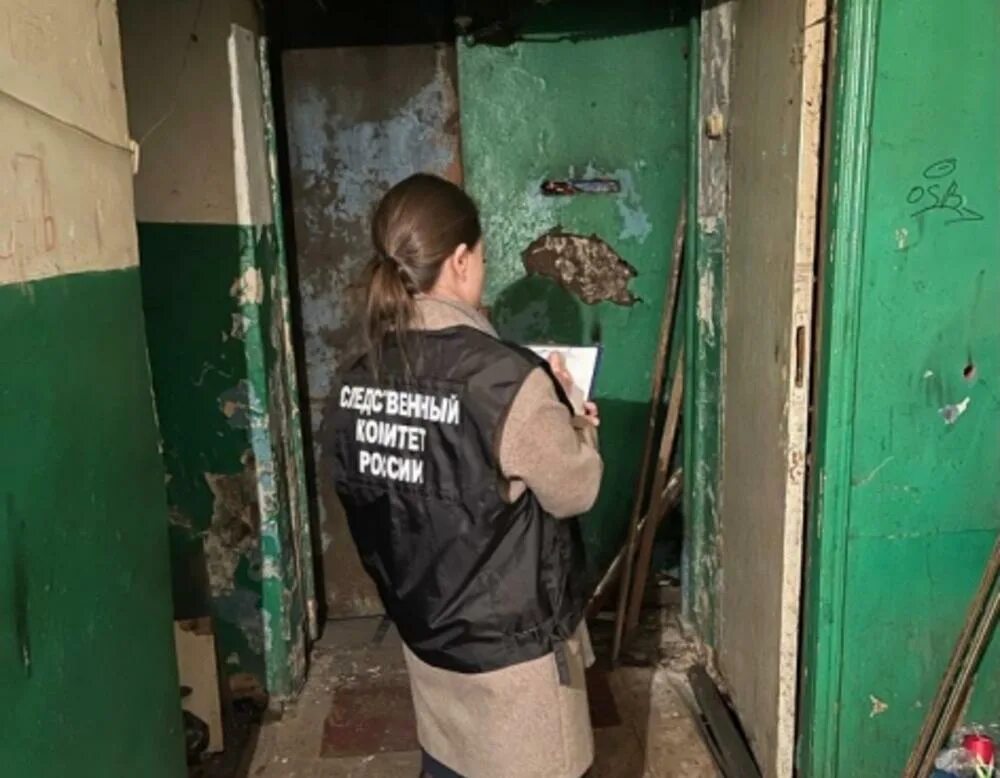 Нашли мертвым у подъезда. Подъездные гопники. Полицейский на лестничной площадке. В подъезде умирают люди. В подъезде умирают люди.