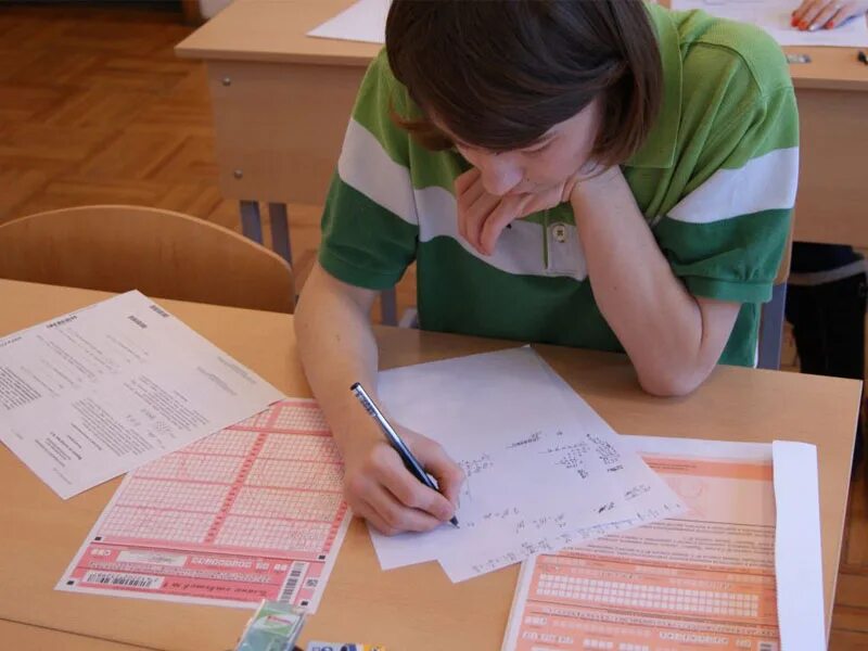 Егэ 2020. Поступление без егэ в вуз. Сдать заочно егэ. Студент на экзамене. Вступительные экзамены в университет.