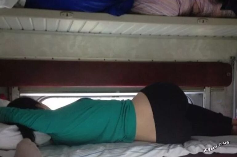 Девушки попутчицы в поезде. Пьяные девушки в поезде дальнего. Пьянство в поезде. В поезде частное. Спит в поезде.