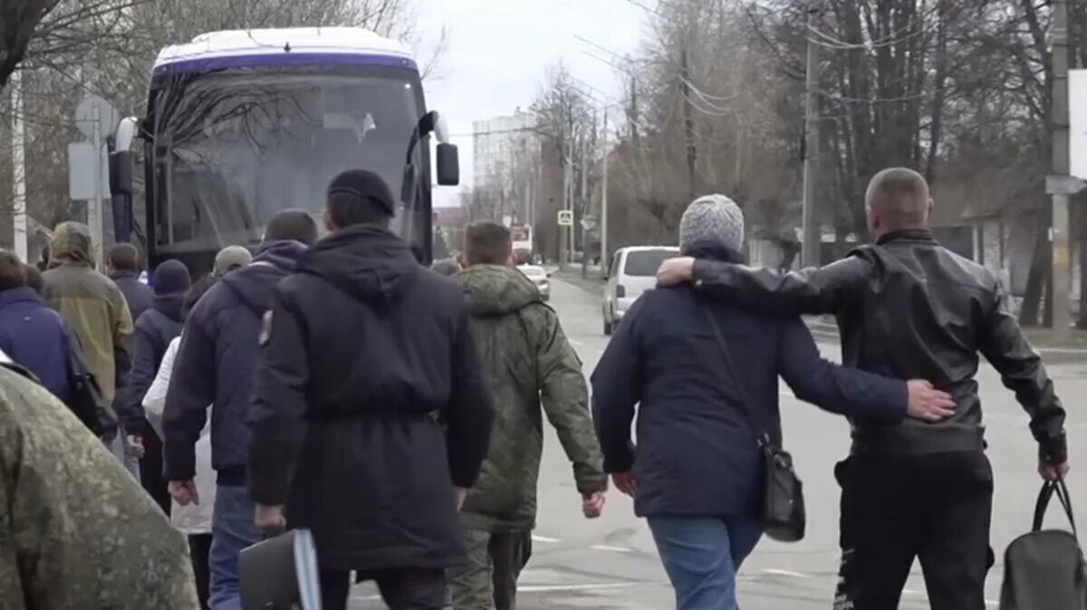 Добровольцы вов. Бойцы спецоперации. Очереди в российских военкоматах. Военкомат добровольцы. Добровольцы военкомат.