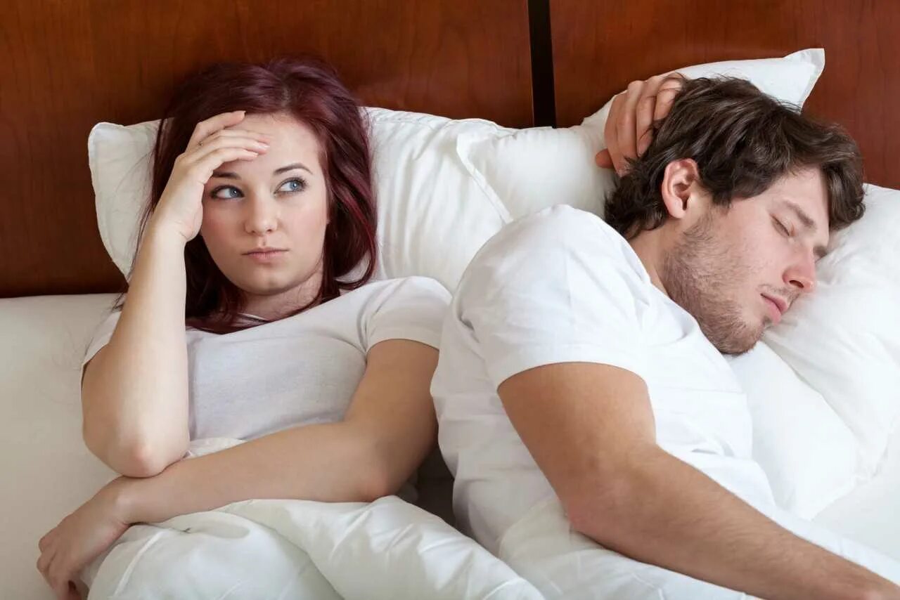 Мужчина и женщина в постели. Сон муж и жена. Мужчина и женщина в постели в ссоре. Женщина ссорится с мужчиной в постели.