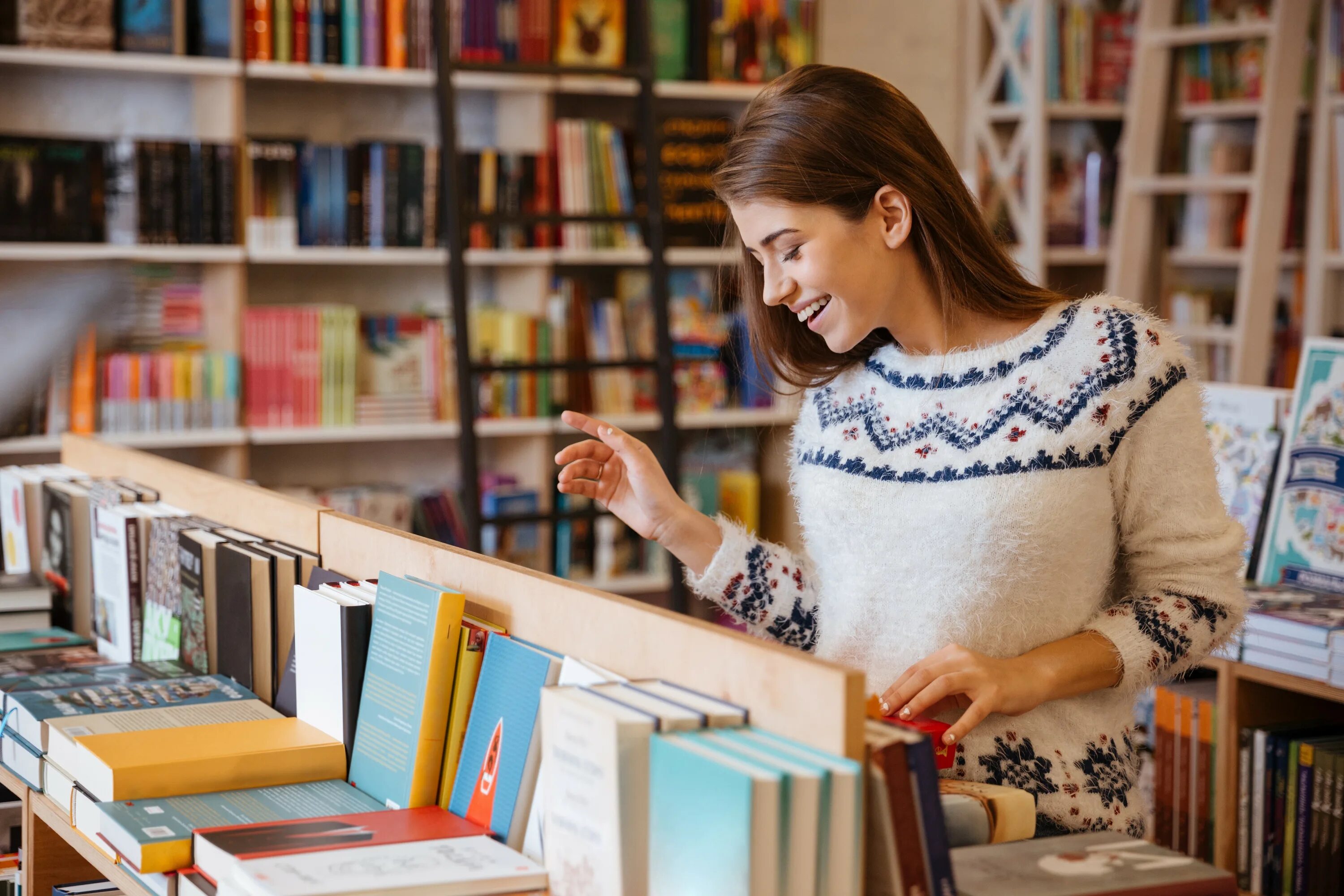 Сайт заказать книги. Человек выбирает книги в магазине. Девочка в книжном магазине. Книжный магазин картинки. Покупатели в книжном магазине.