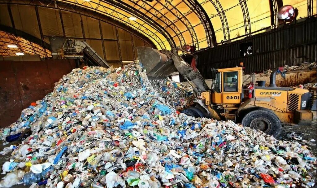 Переработка мусора. Утилизация бытовых отходов. Сортировщик вторсырья. Утилизация и переработка отходов. Переработка мусора.