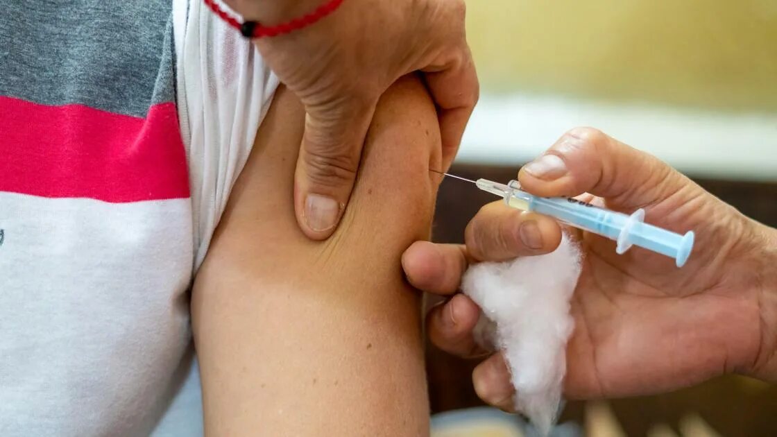 Игла 2 мл для внутримышечных инъекций. Второй укол. 2 мл и 0. Бициллин в шприце. Вакцинация.