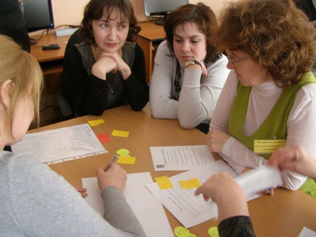 Беседа учителя с родителями. Выступление социального педагога на собрании. Родители на собрании в школе. Соц педагог в школе обязанности. Взаимодействие с родителями в школе.