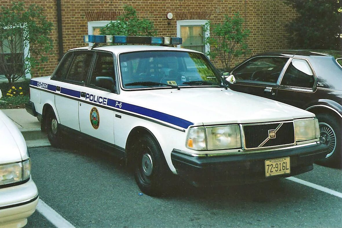 Карабинеры ленд ровер. Альфа ромео 156 карабинеры. Alfa romeo carabinieri. Полицейская машина 7 букв сканворд. Dodge magnum 2021.