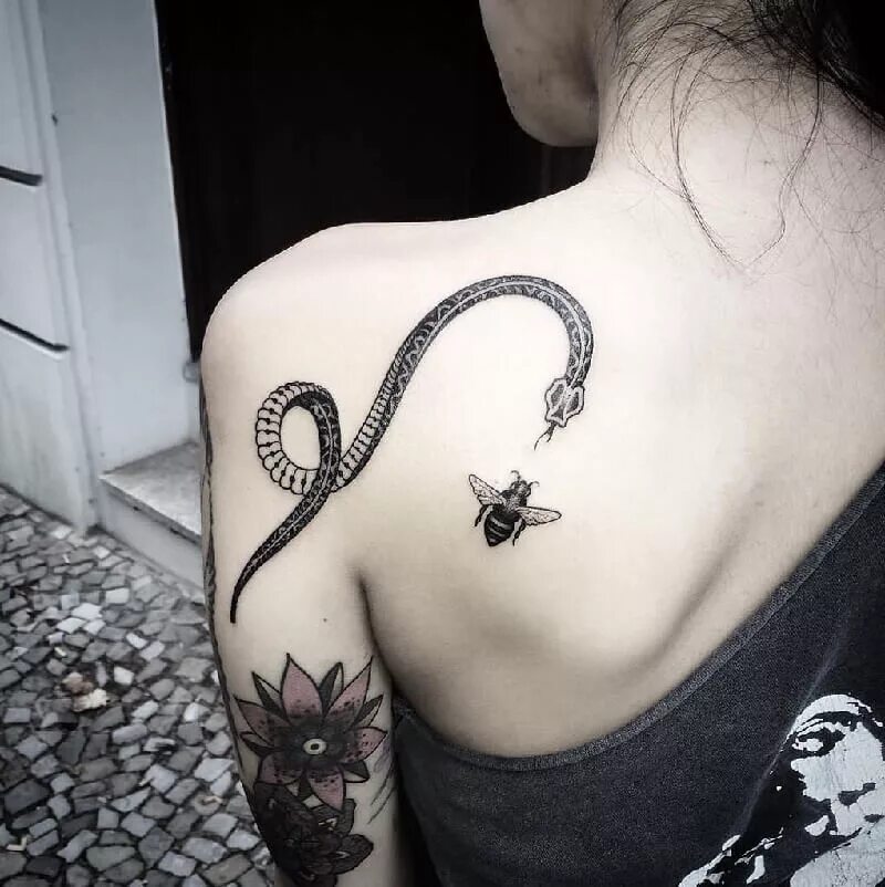 Тату змея. Тату змея для девушек. Тату змея на спине. Тату змеи на плече для девушек.