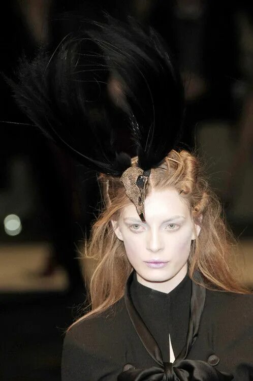 Alexander MCQUEEN at Paris Fashion week Fall 2006. Подиумные прически. Вдова 2006