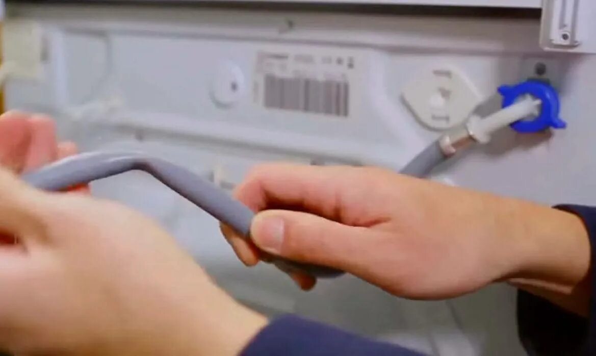 Впускной клапан стиральной машины бош wae244470e. Сливной патрубок стиральной машины индезит wgs634txr. Стиральная машина бош не сливает воду. Клапан машинки индезит. Машинка индезит не набирает воду.