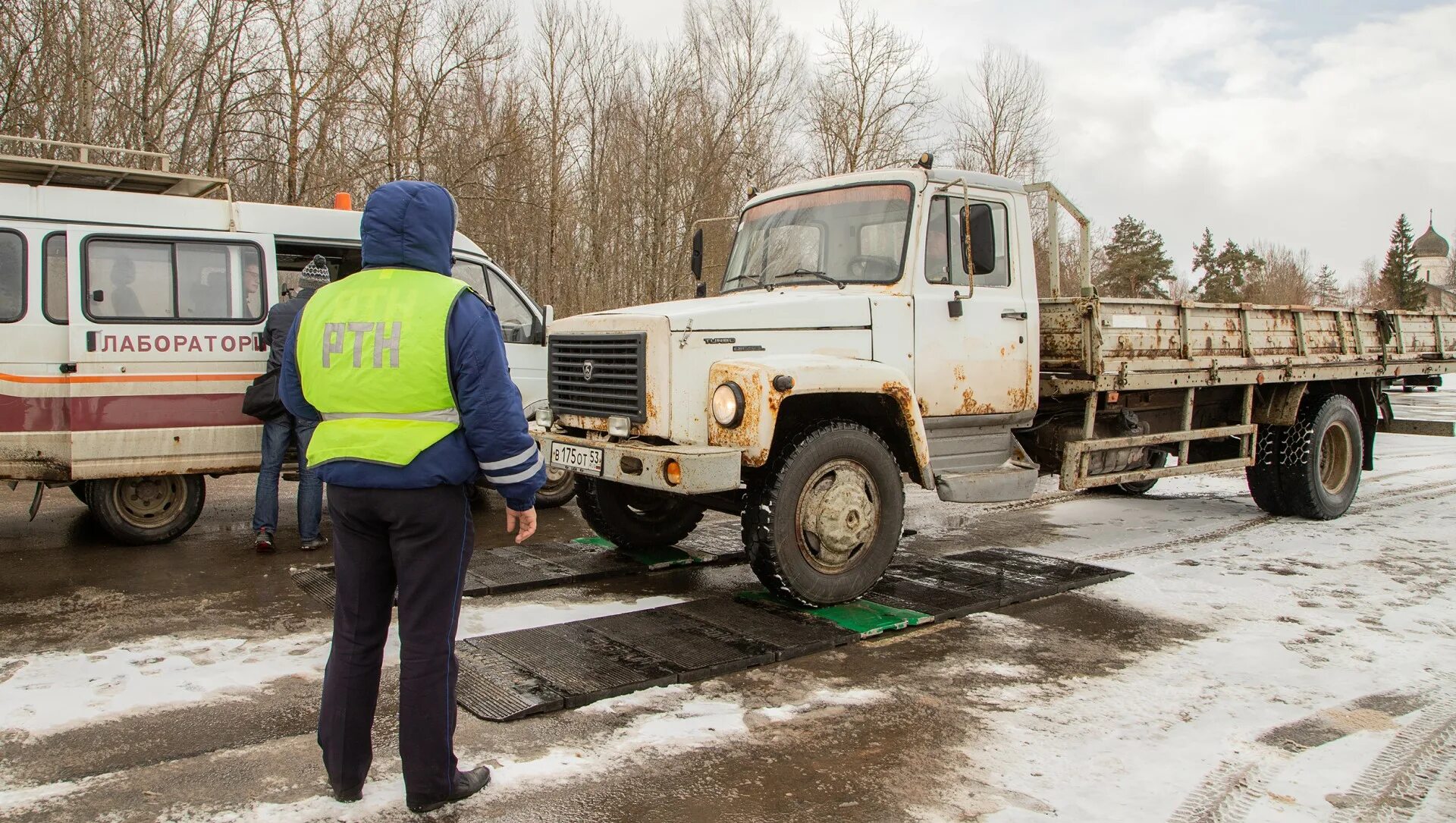 Дороги в Великом Новгороде. Весовой контроль дальнобойщик. Великие дороги.