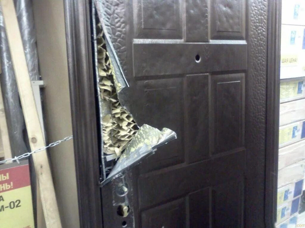 Шумоизоляция входной металлической двери в квартире. Поврежденная входная дверь. Утеплить железную дверь. Дверь входная металлическая утепленная. Утепление дверей дома