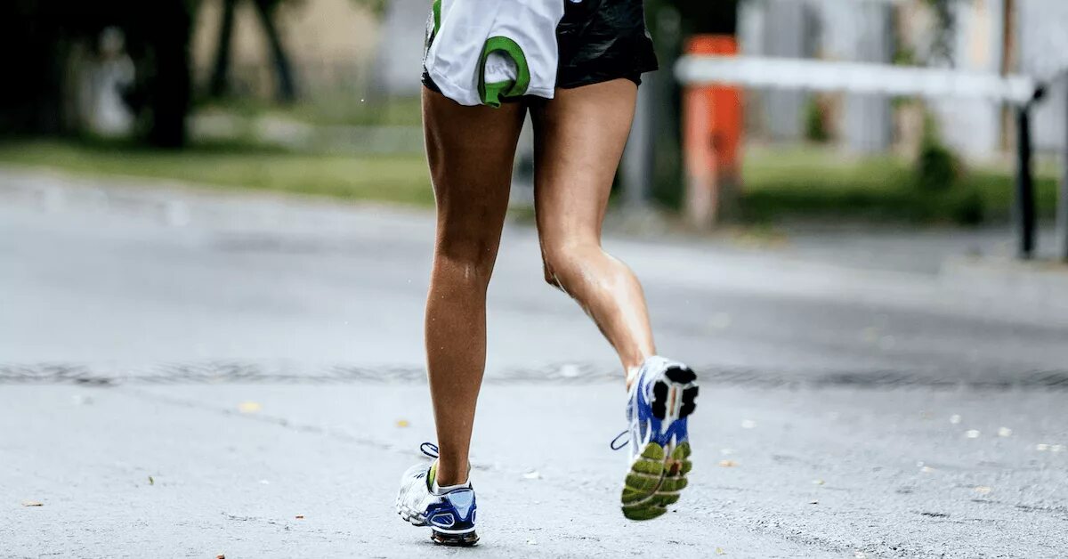 Девушки между. Нога на ногу. Бегун обосравшийся на марафоне. My leg. Красивые ножки.