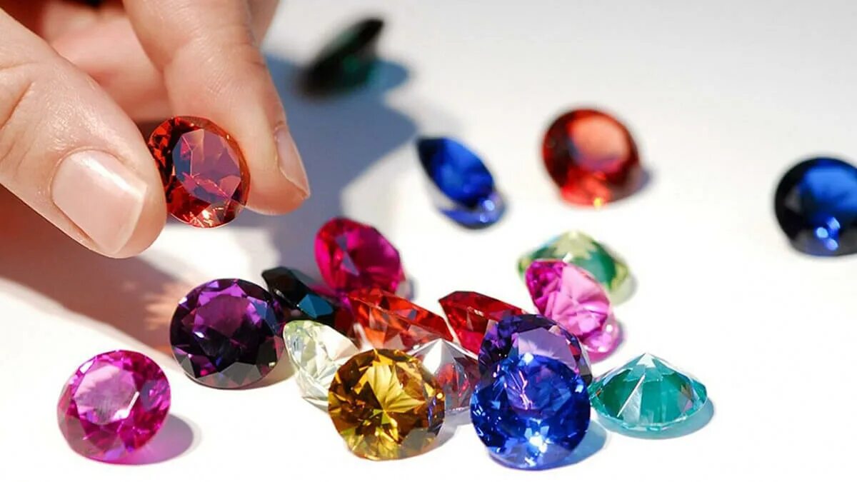 Precious stones. Разноцветные драгоценные камни. Россыпь драгоценных камней. Цветные камни ювелирные. Искусственные драгоценные камни.