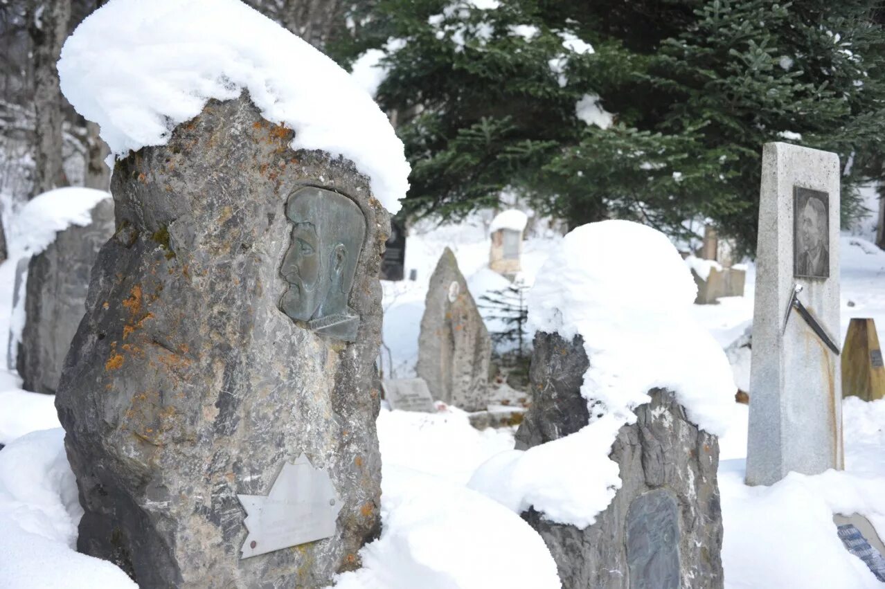 кладбище горный кавказ. кладбище альпинистов приэльбрусье. мемориальное кладбище альпинистов домбай. кладбище альпинистов в домбае. алибек домбай кладбище альпинистов.