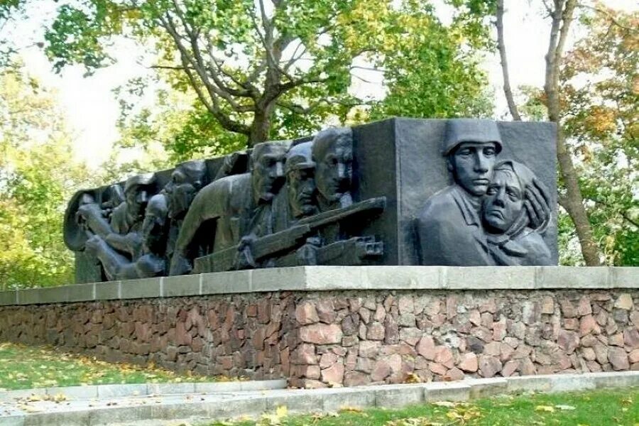 Народное ополчение гомеля. Мемориал народного ополчения гомель. Памятник ополченцам москвы. Мелитополь памятники. Народное ополчение гомеля.
