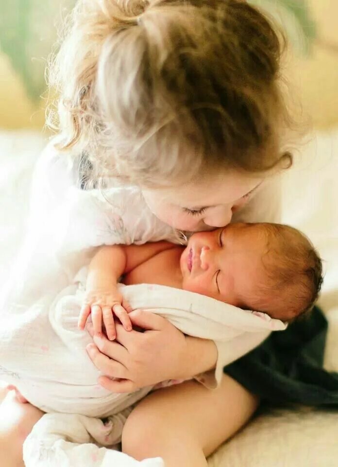 Спал с сестрой друга. Фотосессия мама и малыш. Старшая сестра и малыш. Фотосессия младенцев. Мама с ребёнком на руках.