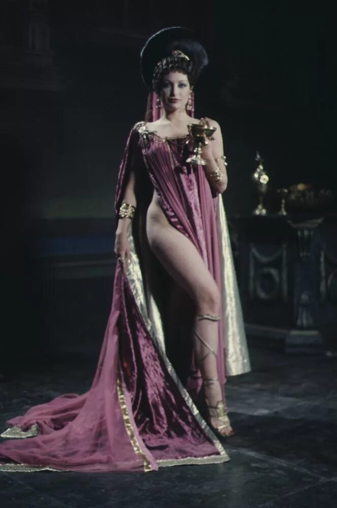 Лори вагнер калигула. Лори вагнер актриса. Аннека ди лоренцо и лори вагнер. Аннека ди лоренцо калигула. Аннека ди лоренцо.