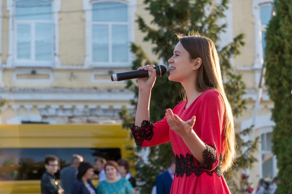 Просто песня вечера. Эльмир Эйюбов Маркс. Волжский концерт сегодня в парке культуры. Парк Екатерины Маркс. Девочка на вечер Волжский.