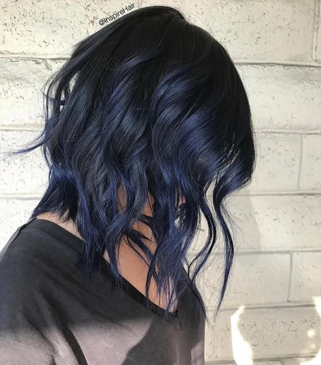 Чёрные волосы с синим отливом. Чёрные волосы с синими прядями. Окрашивание на черные волосы. Темно синие волосы.