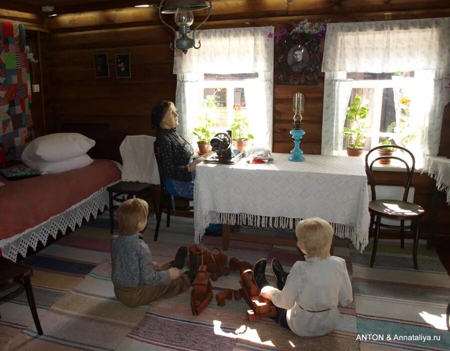 Быт современной деревни. Современный деревенский быт. Бабушка в избе. Уютный дом в деревне у бабушки.