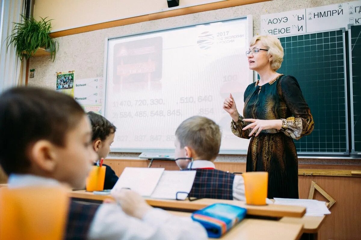 Учительница рассказывает урок. Учитель рассказывает у доски. Учительница рассказывает урок. Учительница рассказывает урок. Учитель и ученик.