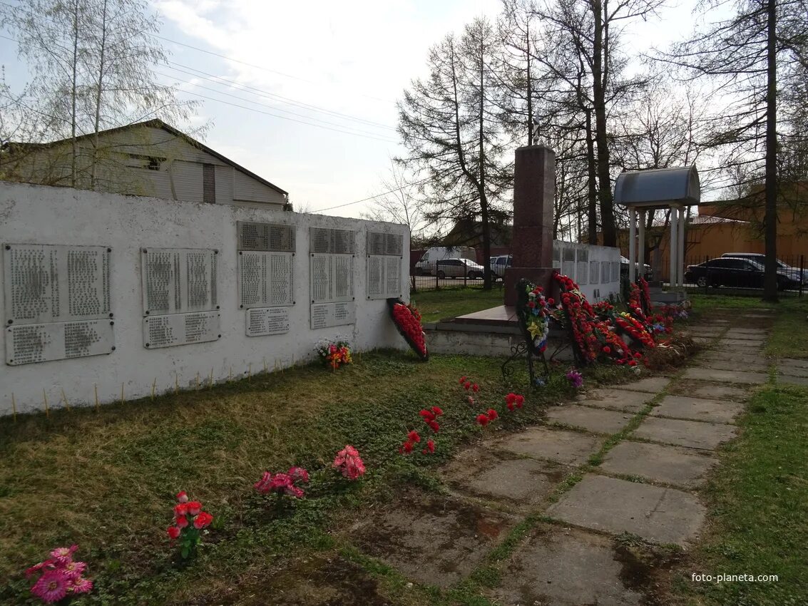 Погода в тайцах ленинградской области. Поселок Тайцы Гатчинский район. Памятника ВОВ Гатчинского района Ленинградской области. Тайцы Ленинградская область кладбище. Мемориал в Дони Гатчинский район.