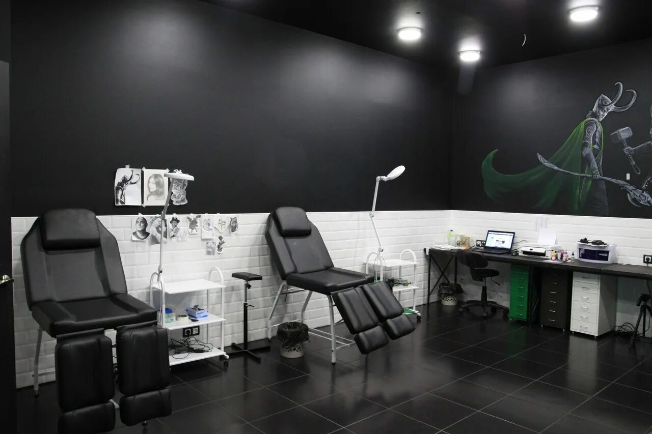Backstage tattoo музыченко. Тату студия. Администратор тату студии. Студия точка. Tattoo studio спб.