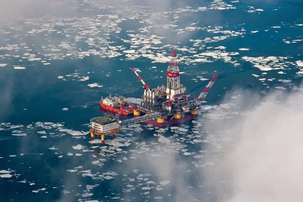 На шельфе какого моря добывают нефть