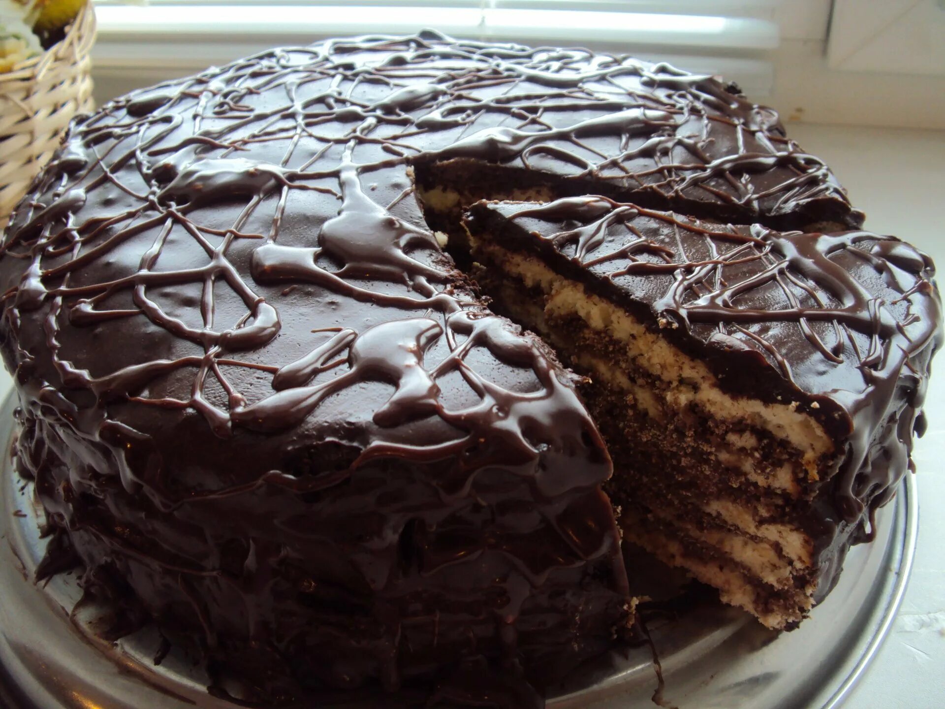 Торт обиженки. Шоколадный бисквитный торт. Торт «три шоколада». Фирменные торты. Торт с вишневым конфи.