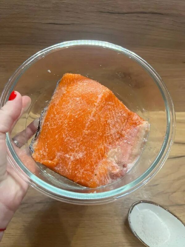 Размораживание в микроволновке. Оттаивание рыбы. Как быстро разморозить рыбу из морозилки. Дефекты замороженной рыбы. Рыба в микроволновке.