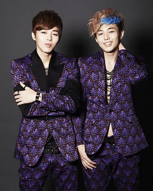 Группа boyfriend. Корейские близнецы айдолы. Группа cnblue u_kiss. Btob минхёк и txt субин. 2 рм джунсу.