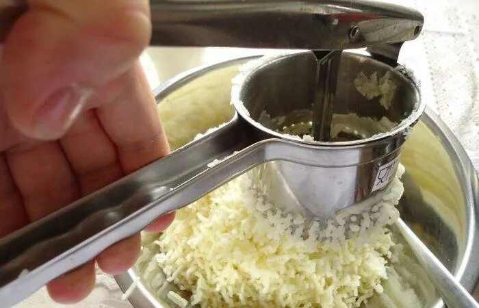Какое молоко для пюре. Ингредиенты для картофельного пюре. прибор для приготовления картошки пюре. картофельное пюре картинка ингредиентов. растолочь.