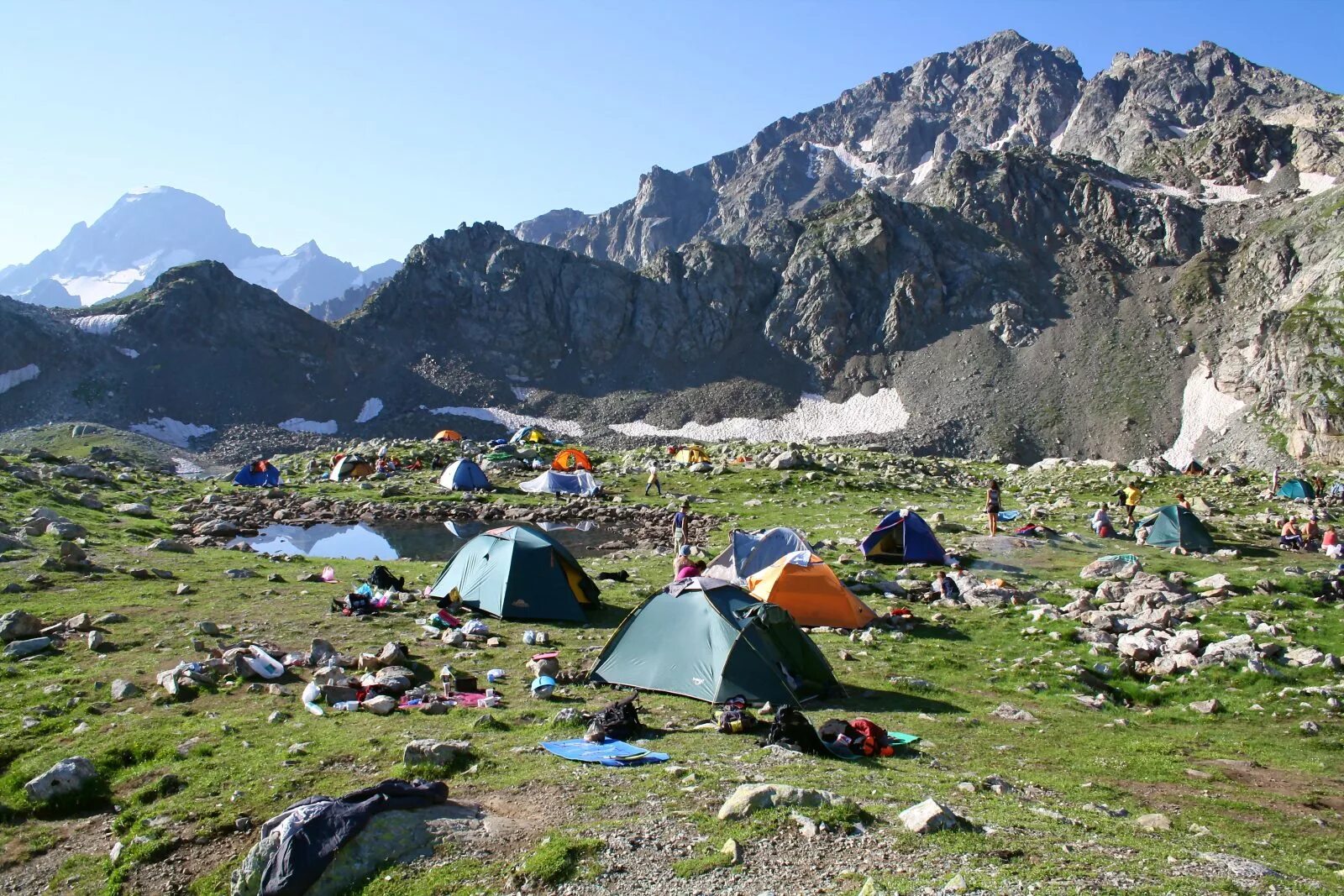 Mountains camping. Лагерь Безенги. Гора Базардюзю лагерь. Горы Кавказ лагерь. Кемпинг в горах Кавказа.