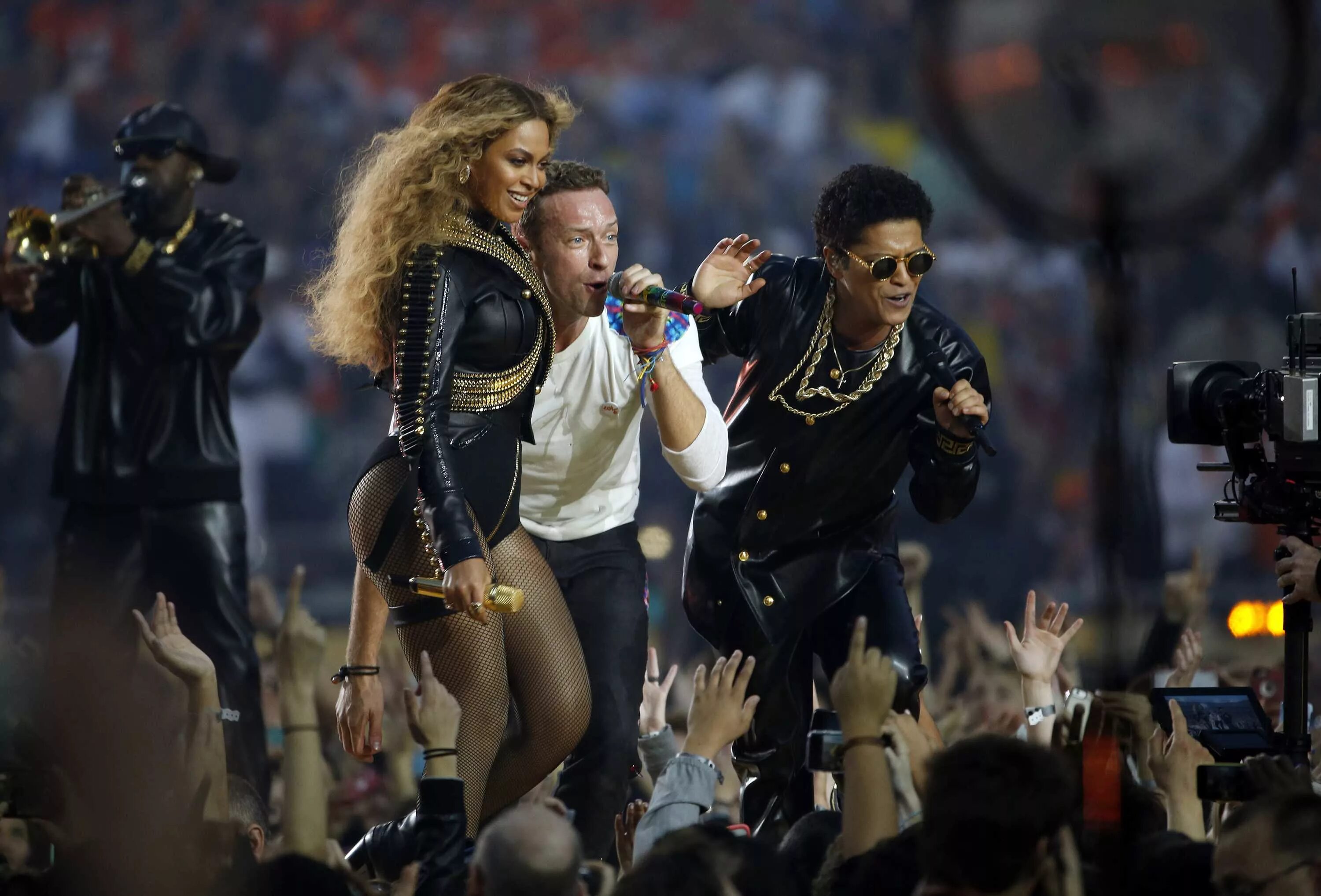 Бейонсе на super Bowl. Бейонсе супербоул 2016. Колдплей и Бейонсе. Superbowl halftime show