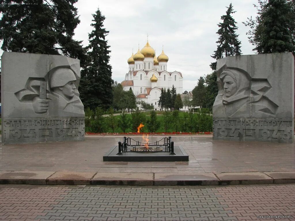 Какие памятники есть в ярославле. Вечный огонь Ярославль. Монумент вечный огонь в Ярославле. Памятник монумент вечный огонь в Ярославле.