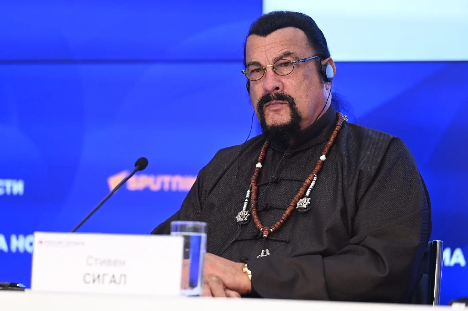 Сигал сын. Сигал гражданство.