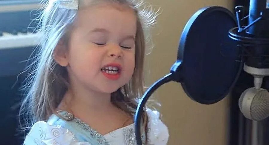 девочка поет. три желания. девочка поёт про лягушку. видео поет девочка песню. маленькие дети поют.