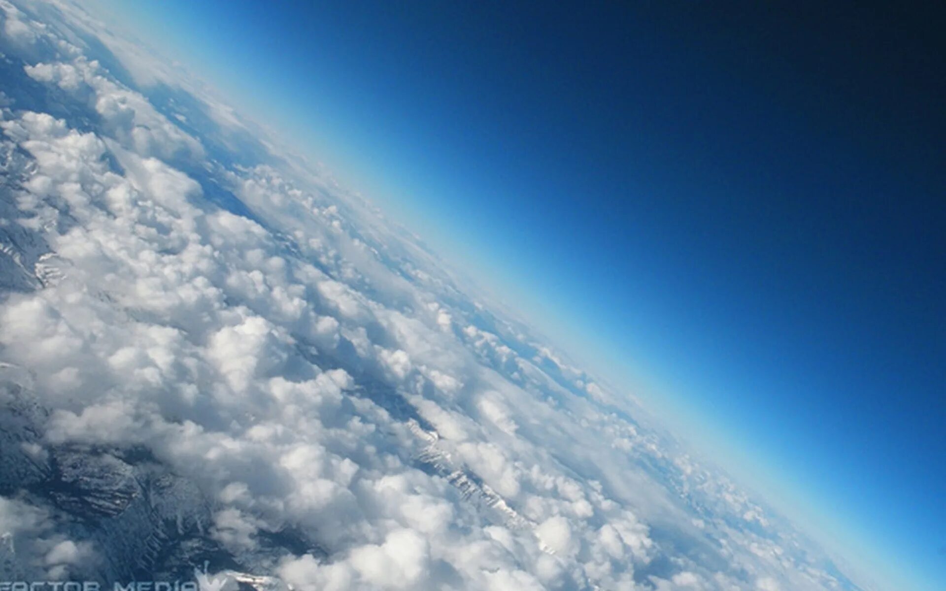 красота неба. бездонное небо. небо фон. небо. синее небо.