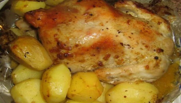 Копченая курица с картошкой в духовке. Курица в духовке. Курица с картошкой в духовке. Курочка с картошкой в духовке. Курица с картошкой в рукаве.