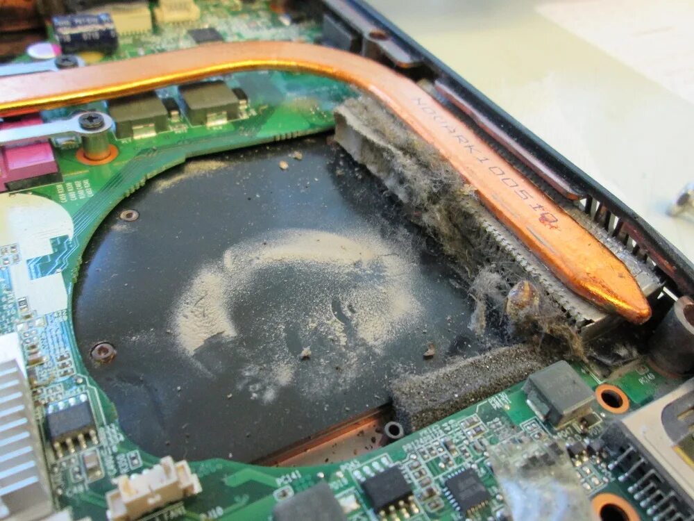 Разобранный ноутбук. Чистка системы охлаждения ноутбука. Пыль в ноутбуке. Грязный ноутбук.
