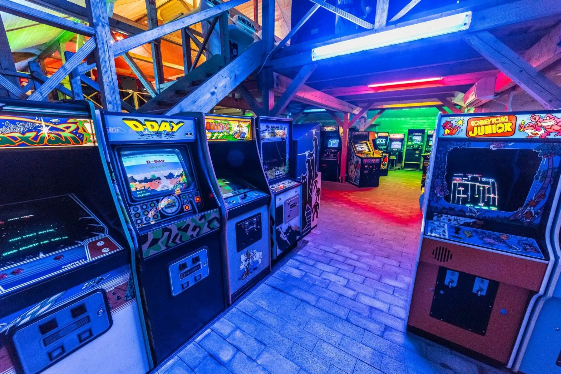 Чит arcade. Игровой автомат retro arcade. зал игровых автоматов 80х америка. зал игровых автоматов аркада. игровые автоматы 2000.