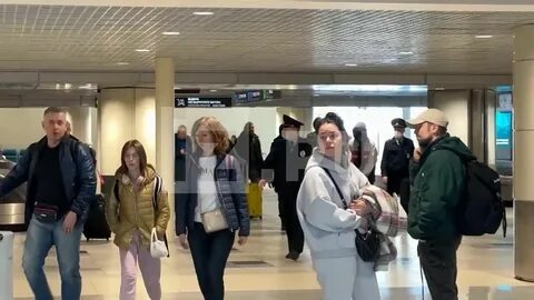В аэропорту домодедово силовики ведут мигрантов
