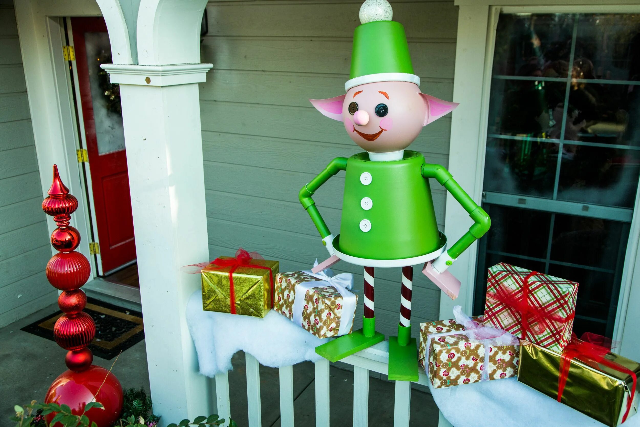 Эльф украшенный. Outdoor Elf decorations for Christmas. Large Elf decorations. Outdoor Elf Decor. Elf Home.