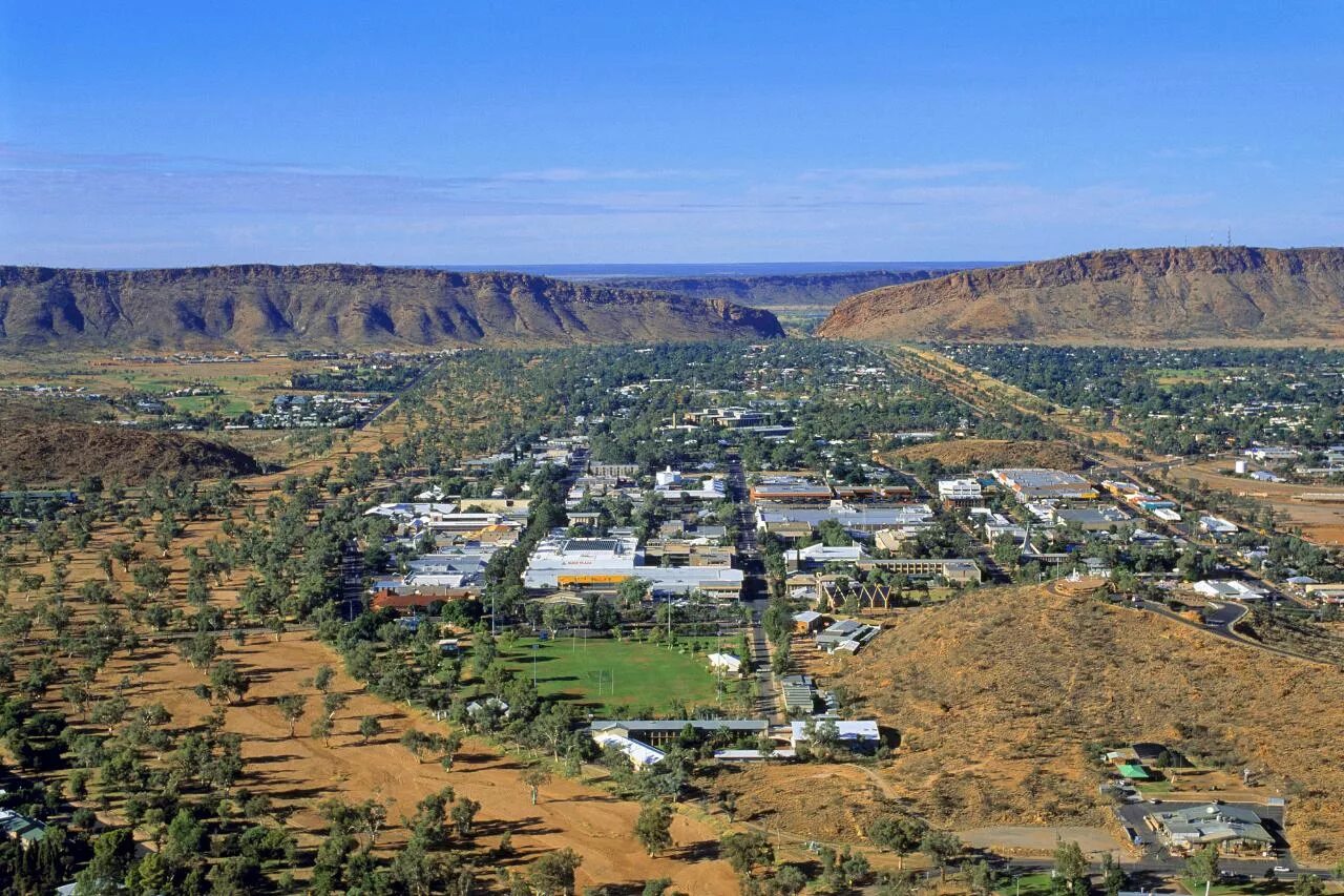 Элис спрингс в австралии. Алис спрингс австралия пустыня. Алис-спрингс достопримечательности. Элис спрингс в австралии. Алис спрингс.