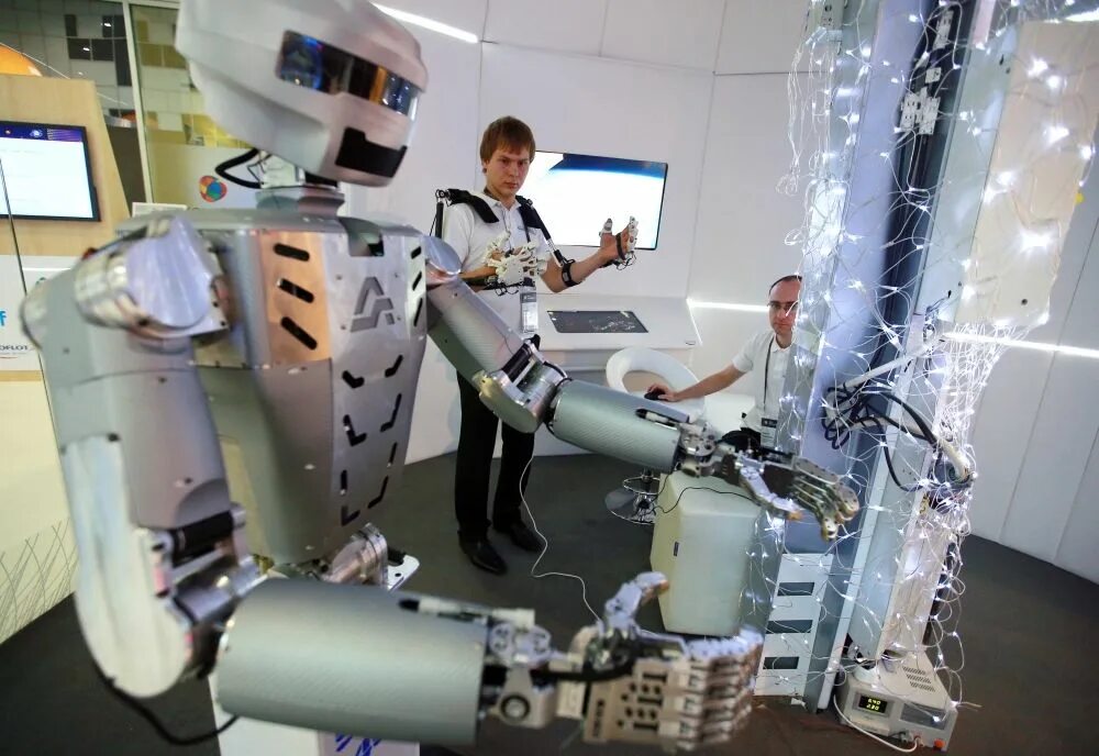 Имя российского робота. Железные роботы новосибирск. Робот в торговом центре. Робот сколково. Робот центр.