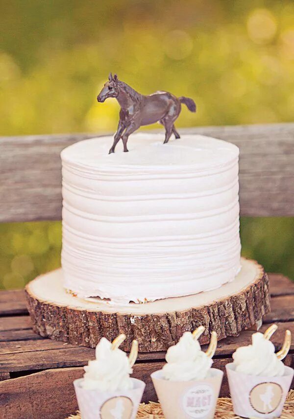 Торт лошадка. Торт с лошадью. Тортики с лошадками. Торт с лошадкой для девочки. Торты с лошадьми на день рождения девочке.