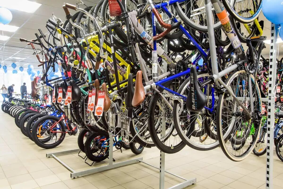 огромный магазинов велосипедов. большой магазин велосипедов. большой магазин велосипедов. магазин велосипедов. магазин велосипедов и самокатов.