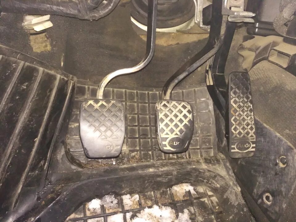 Накладка на педаль газа ауди 80 б4. Педали ауди 80 б4. Резинка педали сцепления audi 80. Педали ауди 80 б4. Педали ауди 80 б4.