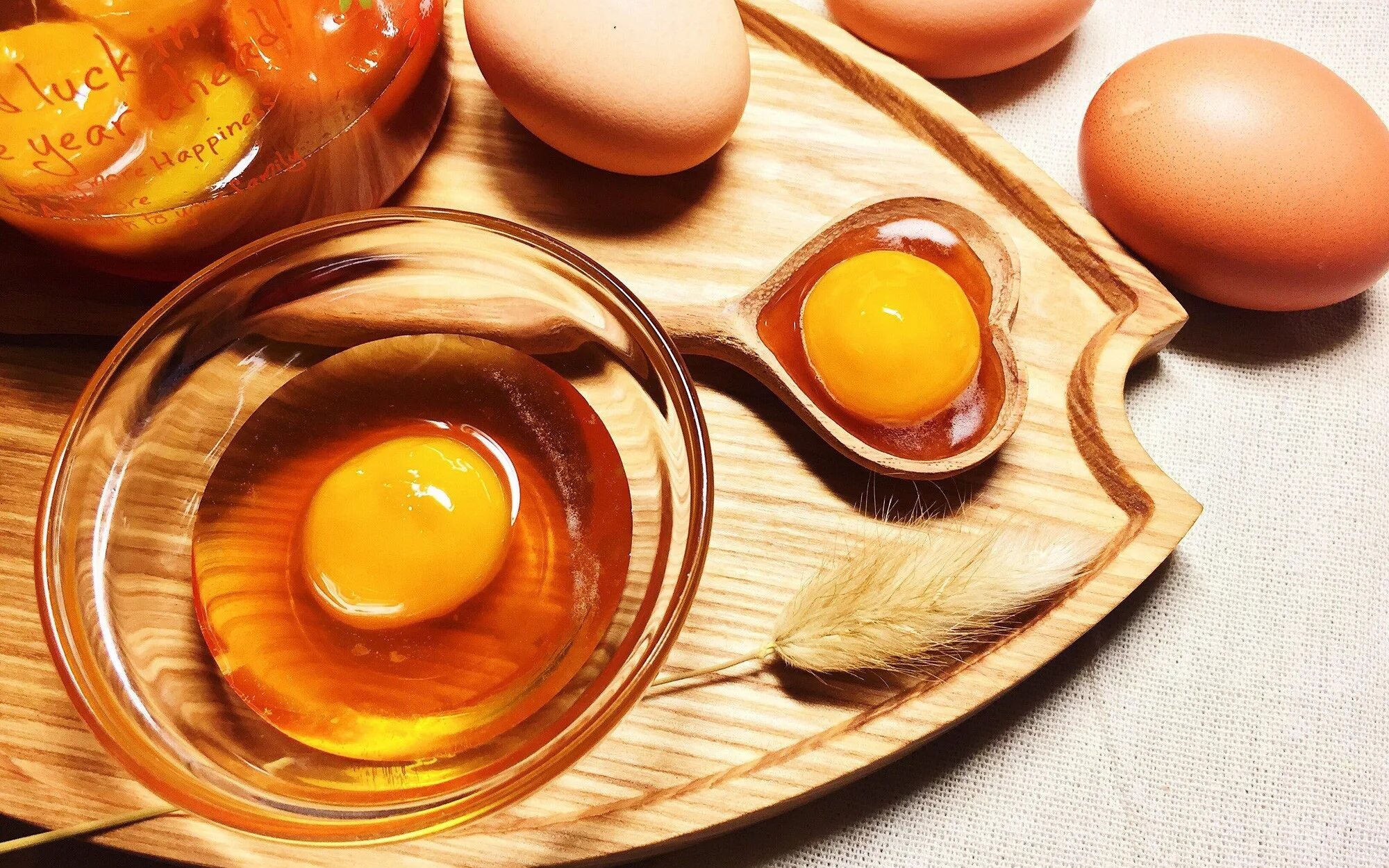 Краски на яичном желтке. Желток. Egg and Honey. Растительное масло яйца мед. Красивые картинки желтка.